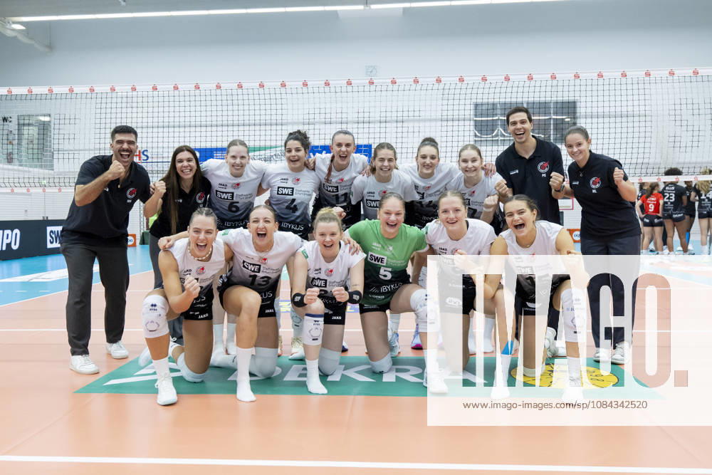 DEKRA Women s Bundesliga 1: Schwarz Weiss Erfurt vs. Rote Raben Vilsbiburg, Erfurt, October 10, 2026. Winner s photo: Schwarz Weiss Erfurt. DEKRA Women s Bundesliga 1: Schwarz Weiss Erfurt vs. Rote Raben Vilsbiburg, Riethsporthalle, Erfurt, October 10, 22026