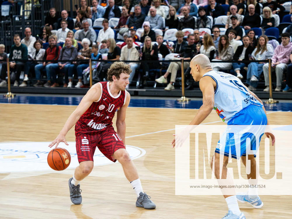 10 Calvin Wishart (Fitness First Würzburg Baskets) goes head-to-head against 15 Robin Amaize (Rostock Seawolves) Rostock Seawolves vs. Fitness First Würzburg Baskets, Stadthalle Rostock, easyCredit Basketball Bundesliga, Matchday 5, October 10, 2026 Rostock Seawolves vs. Fitness First Würzburg Baskets, Rostock City Hall, easyCredit Basketball Bundesliga, Matchday 5, Seawolves, Würzburg Baskets, Basketball October 10, 2026 Rostock