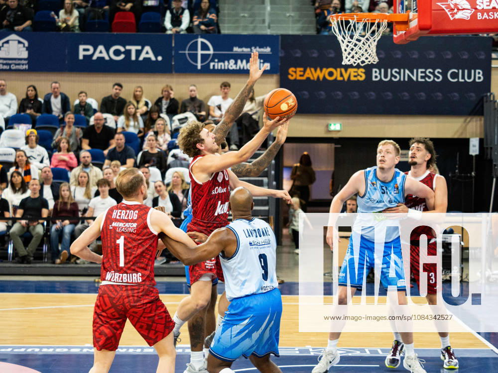 0 Eddie Colbert III of the Fitness First Würzburg Baskets jumps toward the basket. In front of him in the photo are 09 DeAndre Lansdowne of the Rostock Seawolves and 01 Lukas Herzog of the Fitness First Würzburg Baskets. Rostock Seawolves vs. Fitness First Würzburg Baskets, Rostock City Hall, easyCredit Basketball Bundesliga, Matchday 5, October 10, 2026 Rostock Seawolves vs. Fitness First Würzburg Baskets, Rostock City Hall, easyCredit Basketball Bundesliga, Matchday 5, Seawolves, Würzburg Baskets, Basketball October 10, 2026, Rostock