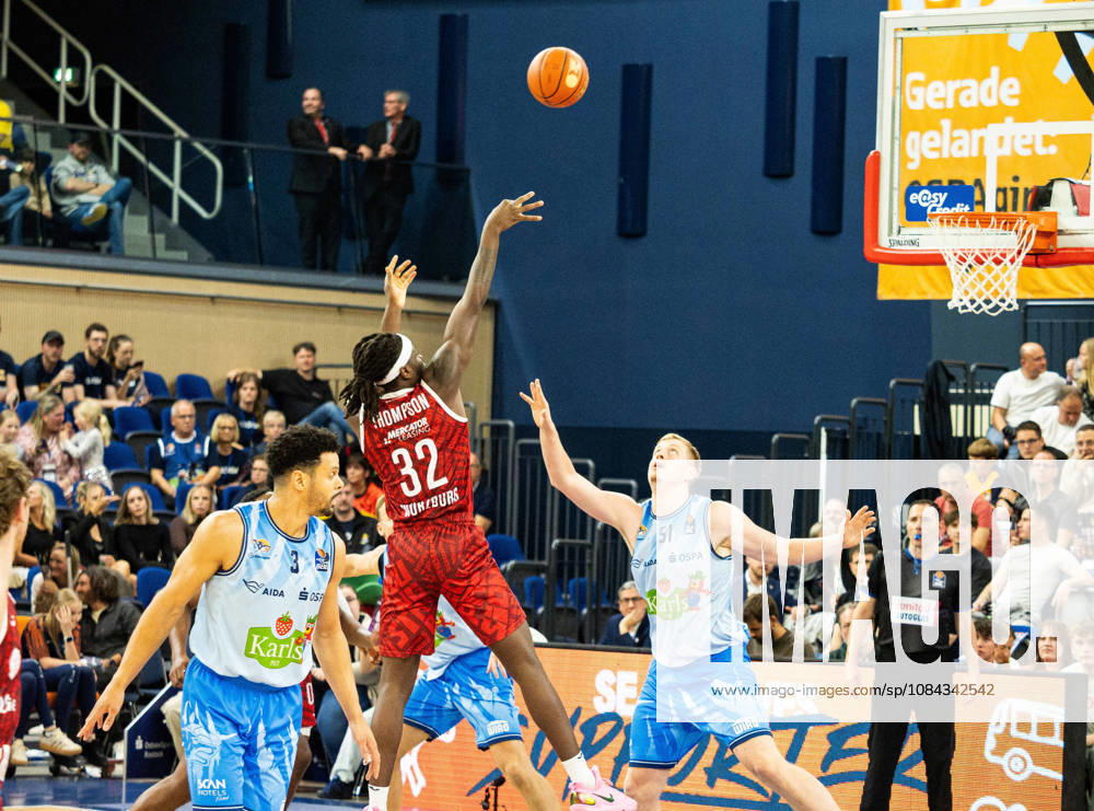 32 Charles Thompson of the Fitness First Würzburg Baskets shoots the ball toward the Seawolves basket. Behind him stands 03 Dominic Lockhart of the Rostock Seawolves, and in front of him is 51 Bent Leuchten of the Rostock Seawolves. Rostock Seawolves vs. Fitness First Würzburg Baskets, Stadthalle Rostock, easyCredit Basketball Bundesliga, Matchday 5, October 10, 2026 Rostock Seawolves vs. Fitness First Würzburg Baskets, Stadthalle Rostock, easyCredit Basketball Bundesliga, Matchday 5, Seawolves, Würzburg Baskets, Basketball October 10, 2026, Rostock
