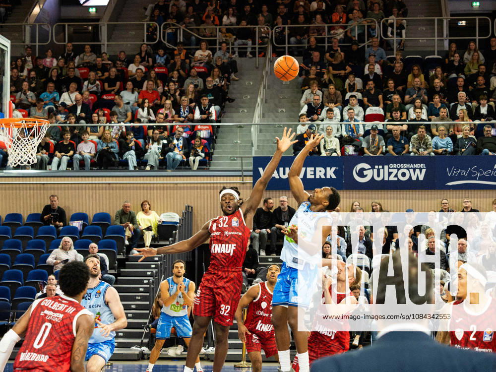 No. 22 Johnathan Stove of the Rostock Seawolves and No. 32 Charles Thompson of the Fitness First Würzburg Baskets try to get the ball in the air. Rostock Seawolves vs. Fitness First Würzburg Baskets, Stadthalle Rostock, easyCredit Basketball Bundesliga, Matchday 5, October 10, 2026 Rostock Seawolves vs. Fitness First Würzburg Baskets, Stadthalle Rostock, easyCredit Basketball Bundesliga, Matchday 5, Seawolves, Würzburg Baskets, Basketball October 10, 2026 Rostock