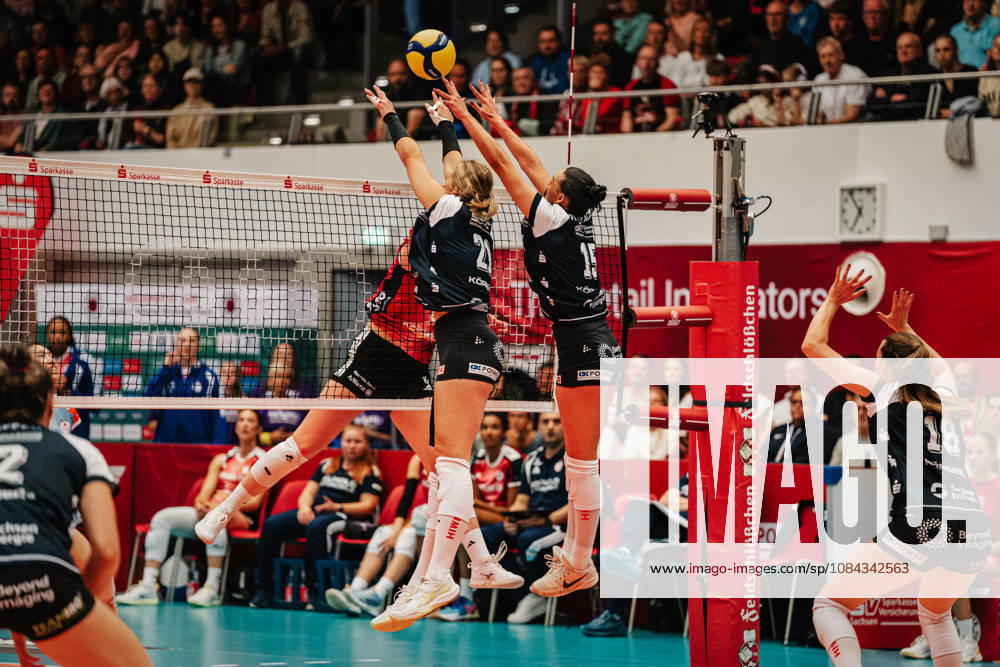 Pictured: A successful block by Maia Dvoracek (15), Dresdner SC, and Monique Strubbe (21), Dresdner SC 10 10 2026, Dresdner SC vs. Allianz MTV Stuttgart, DEKRA 1 Bundesliga Women, Volleyball, Germany, Dresden, Cyberport Arena