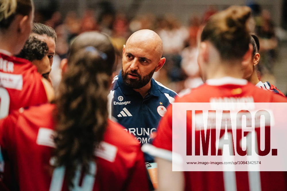 Pictured: Coach Konstantin Bitter of MTV Stuttgart during a team meeting on October 10, 2026; Dresdner SC Allianz MTV Stuttgart; DEKRA 1 Bundesliga Women; Volleyball; Germany; Dresden; Cyberport Arena