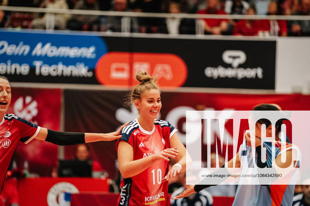 Pictured: Pia Kästner (10), MTV Stuttgart, high-fives Yurika Bamba (4), MTV Stuttgart, on October 10, 2026, Dresdner SC Allianz MTV Stuttgart, DEKRA 1st Bundesliga Women, Volleyball, Germany, Dresden, Cyberport Arena