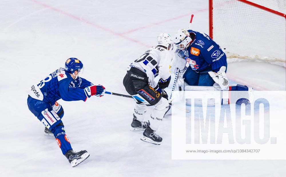 Ice Hockey National League Regular Season: ZSC Lions vs. HC Fribourg, Zurich, Switzerland, Oct. 10, 2026. 40 Jonas Taibel (Fribourg) is alone in front of goaltender 30 Simon Hrubec (ZSC Lions); 28 Jesper Fröden (ZSC Lions) is interfering.