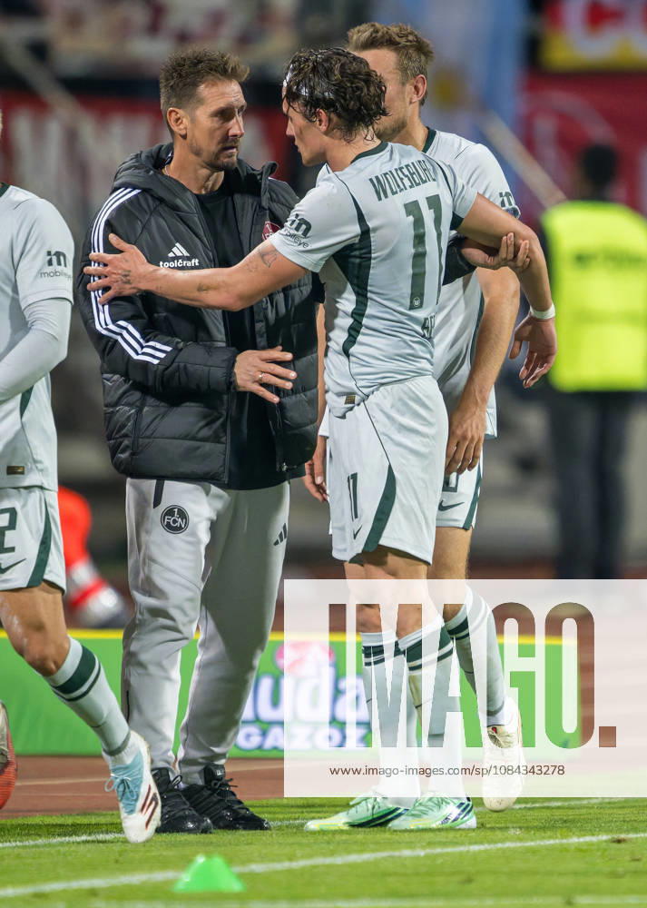 Soccer Season 2026–2027, Matchday 2, Bundesliga, Matchday 7: 1. FC Nürnberg (FCN) vs. VfL Wolfsburg (WOB) Wolves Sports Photo by Zink . DFL regulations prohibit any use of photographs as image sequences and or quasi-video; for editorial use only. Miroslav Miro Klose, coach of 1. FC Nuremberg (FCN), Fabian Reese, 11, VfL Wolfsburg at halftime