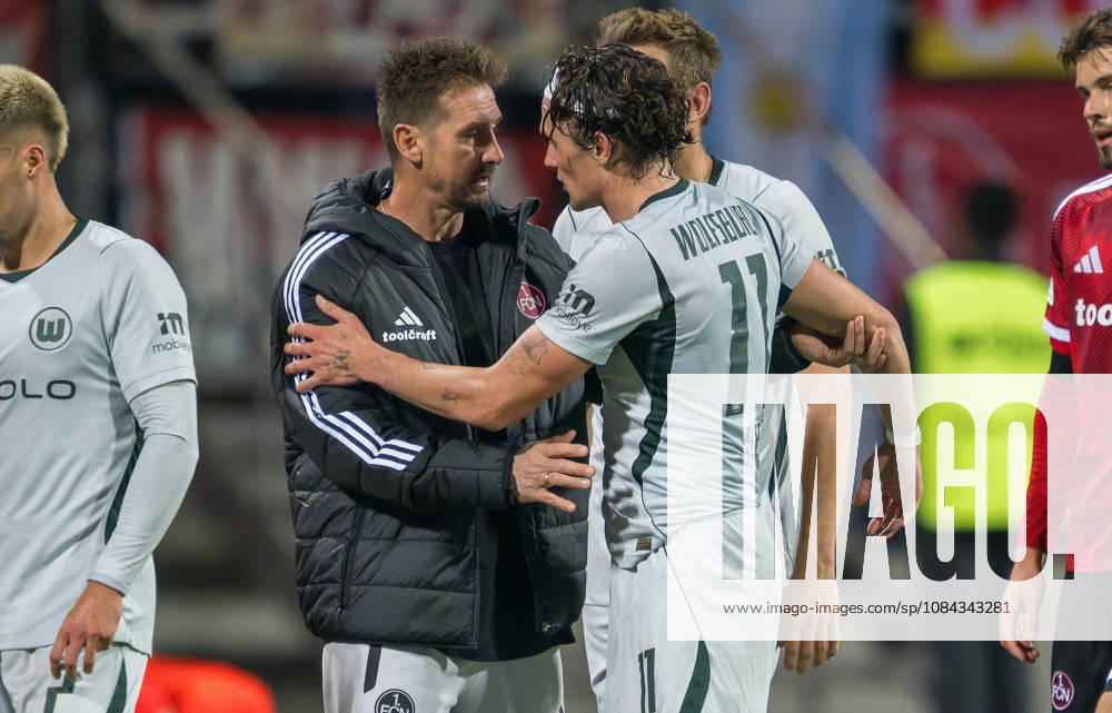 Soccer Season 2026–2027, Matchday 2, Bundesliga, Matchday 7: 1. FC Nürnberg (FCN) vs. VfL Wolfsburg (WOB) Wolves Sports Photo by Zink . DFL regulations prohibit any use of photographs as image sequences and or quasi-video; for editorial use only. Miroslav Miro Klose, coach of 1. FC Nuremberg (FCN), Fabian Reese, 11, VfL Wolfsburg at halftime