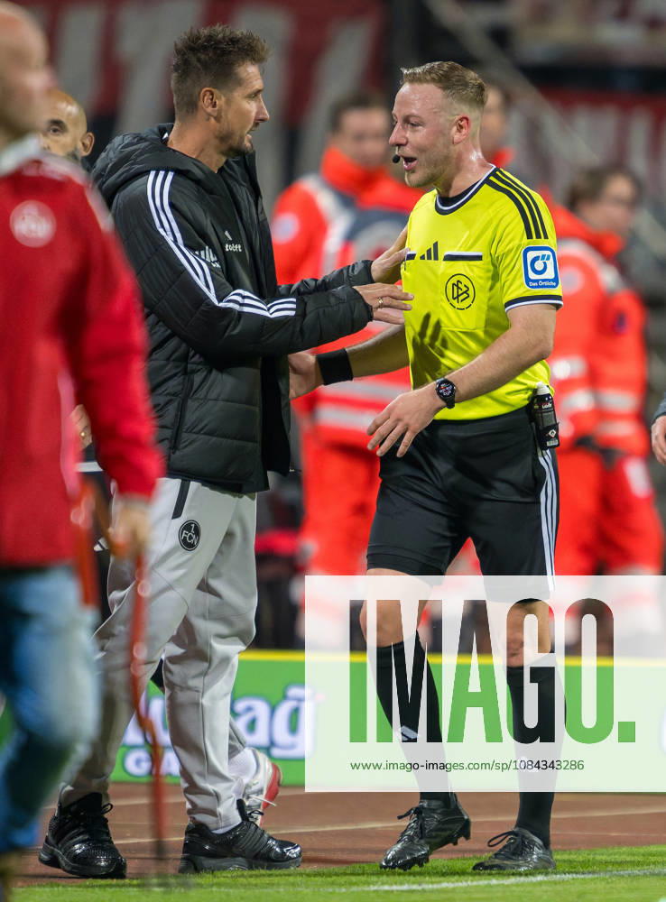 Soccer Season 2026–2027, Matchday 2, Bundesliga, Matchday 7: 1. FC Nürnberg (FCN) vs. VfL Wolfsburg (WOB) Wolves Sports photo by Zink . DFL regulations prohibit any use of photographs as image sequences and or quasi-video; for editorial use only. Miroslav Miro Klose, coach of 1. FC Nuremberg (FCN); Lars Erbst, referee at halftime