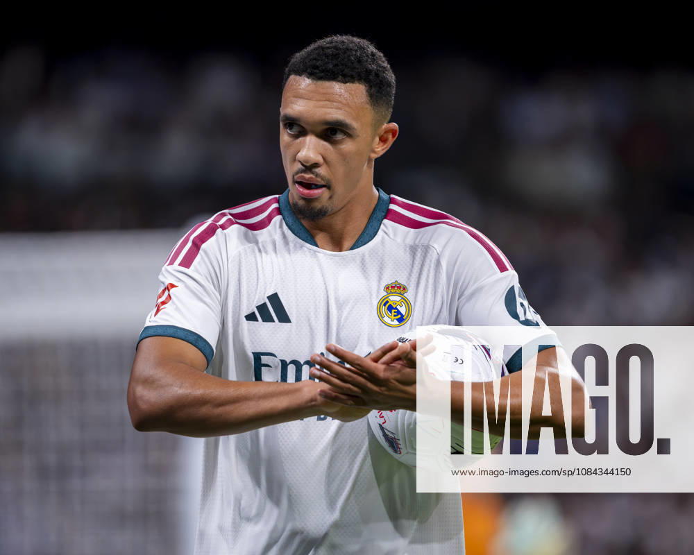 Real Madrid CF v Villarreal CF - LaLiga EA Sports 2026 27 Trent Alexander-Arnold of Real Madrid CF greets the fans during the LaLiga EA Sports football match between Real Madrid CF and Villarreal CF at Estadio Bernabeu on October 10, 2026 in Madrid, Spain. Madrid Estadio Bernabeu Madrid Spain