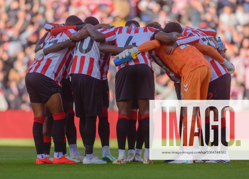Sunderland v Brighton, Premier League, Football, Stadium Of Light, Sunderland UK - 10 Oct 2026 Sunderland Team huddle pre match Sunderland Stadium Of Light Tyne and Wear UK, UK NEWSPAPERS OUT