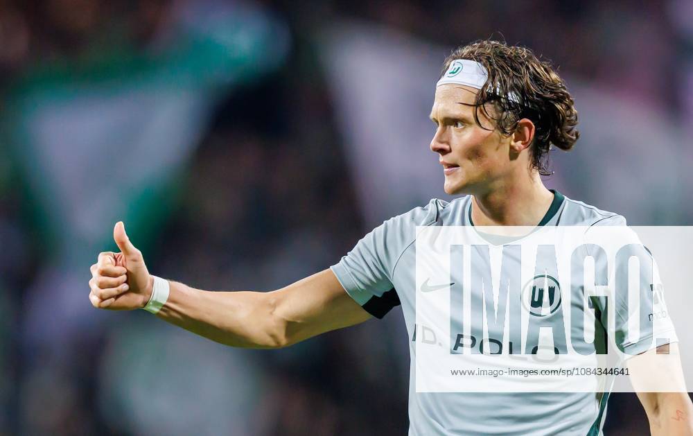Soccer Season 2026–2027, Matchday 2, Bundesliga, Matchday 7: 1. FC Nürnberg (FCN) vs. VfL Wolfsburg (Wob, Wolves) Sports photo by Zink DaMa . DFL regulations prohibit any use of photographs as image sequences and or quasi-video; for editorial use only. Fabian Reese 11, VfL Wolfsburg gives a thumbs-up.