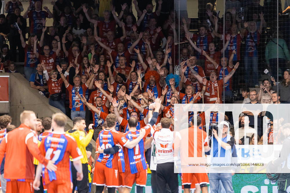 The Bietigheim players celebrate their victory after the game with the fans who traveled with them; away win, GER, FRISCH AUF Göppingen vs. SG BBM Bietigheim, Handball, Bundesliga, OPEL HBL, Matchday 8, 2026–2027 season, October 10, 2026, GER, FRISCH AUF Göppingen vs. SG BBM Bietigheim, Handball, Bundesliga, OPEL HBL, Matchday 8, 2026–2027 season, October 10, 2026, Göppingen