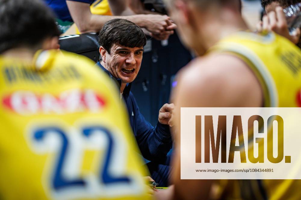Pedro Calles, head coach of Alba Berlin, during a timeout: emotions, gestures, body language, facial expressions. Vet Concept Gladiators Trier vs. Alba Berlin, basketball, easyCredit BBL, Matchday 5, 2026–2027 season, October 10, 2026, Vet Concept Gladiators Trier vs. Alba Berlin, basketball, easyCredit BBL, Matchday 5, 2026–2027 season