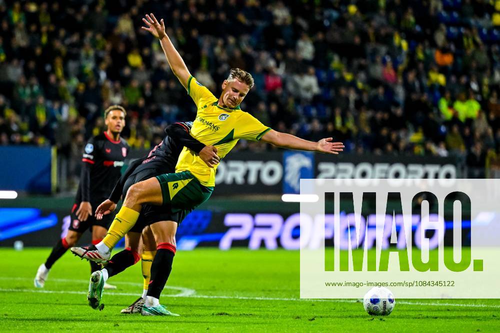 , Fortuna Sittard Stadium , season 2025 2026 , Dutch Eredivisie football , match between Fortuna Sittard and FC Twente , picture shows FC Twente player Marko Pjaca and Fortuna Sittard player Syb van Ottele battle for possession Fortuna Sittard - Twente x208125589x