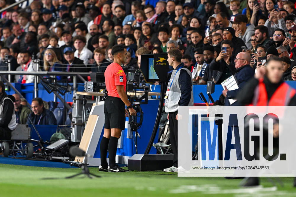 Paris Saint-Germain v Le Mans FC - Ligue 1 McDonald s 2026 2027 Mathieu VERNICE Referee check the VAR during Ligue 1 McDonald s match between Paris and Le Mans at Parc des Princes on October 10, 2026 in Paris, France. Paris France