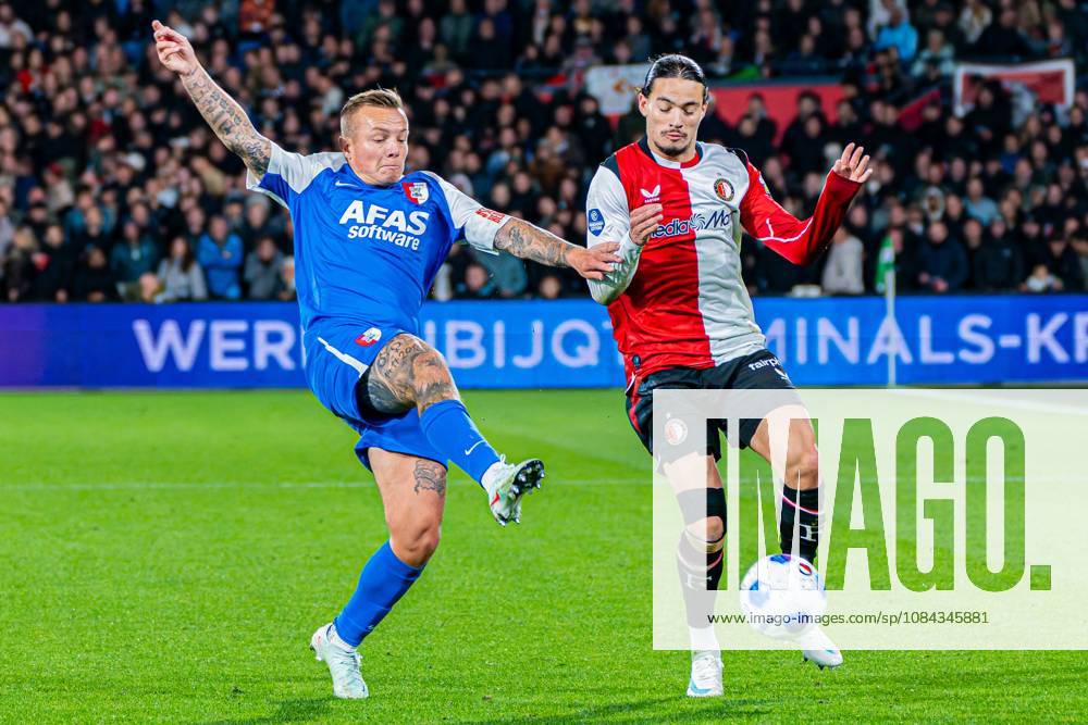 ROTTERDAM - Anis Hadj Moussa of Feyenoord battles for possession with Jordy Clasie of AZ Alkmaar during the Eredivisie match between Feyenoord and AZ Alkmaar at Stadion Feijenoord on 10 October 2026 in Rotterdam, the Netherlands. KEVIN SENDERS ANP Eredivisie 2026 27 ANPxSportx xMarcelxterxBalsxIVx 572060647 originalFilename: 572060647