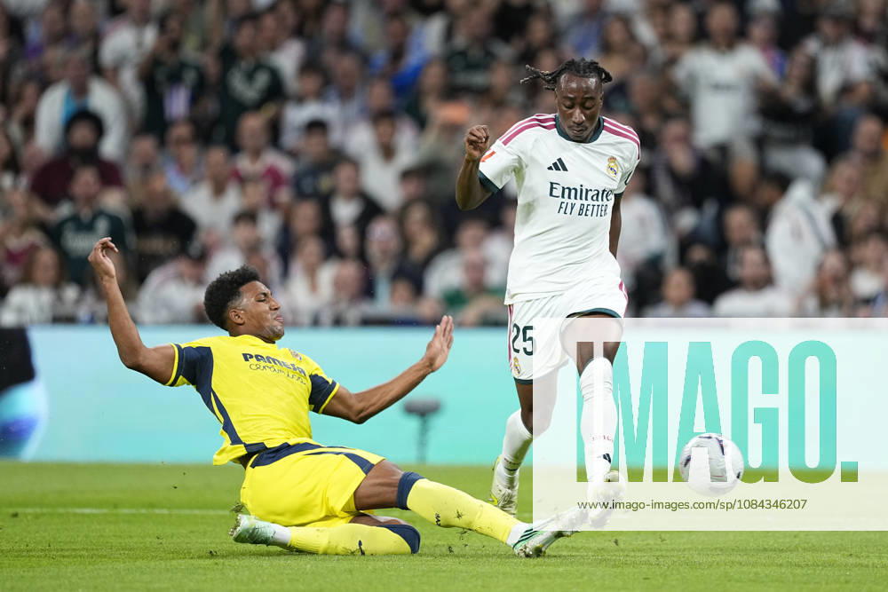 Yan Diomande of Real Madrid CF fights the ball against Alex Freeman of Villarreal CF during the Spanish League, LaLiga EA Sports, football match between Real Madrid and Villarreal CF at Bernabeu stadium on October 10, 2026, in Madrid, Spain. Madrid Spain - ZUMAa181 20261010_zaa_a181_145