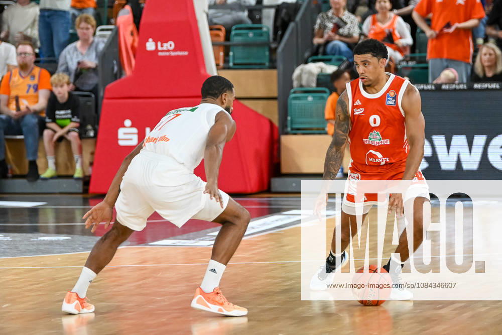 Dmitrik Trice (RASTA Vechta), 00 with the ball against Marvin Heckel (ratiopharm Ulm), 47 RASTA Vechta vs. ratiopharm Ulm, easyCredit Basketball Bundesliga, Matchday 5, 2026–2027 season, October 10, 2026, RASTA Vechta vs. ratiopharm Ulm, easyCredit Basketball Bundesliga, Matchday 5, 2026–2027 season, October 10, 2026, Vechta