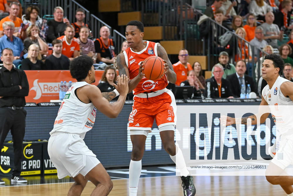 Justin Edler Davies (RASTA Vechta), 10, with the ball in a matchup against Ibi Watson (ratiopharm Ulm), 02 RASTA Vechta vs. ratiopharm Ulm, easyCredit Basketball Bundesliga, Matchday 5, 2026–2027 season, October 10, 2026, RASTA Vechta vs. ratiopharm Ulm, easyCredit Basketball Bundesliga, Matchday 5, 2026–2027 season, October 10, 2026, Vechta