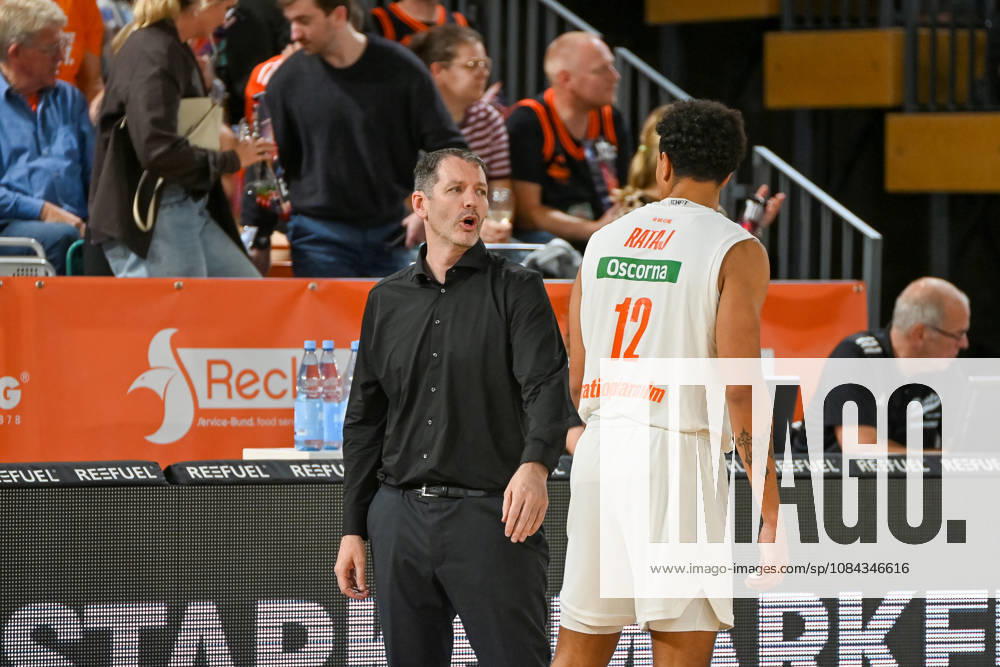 Ty Harrelson of ratiopharm Ulm, coach, in conversation with Michael Rataj of ratiopharm Ulm, RASTA Vechta vs. ratiopharm Ulm, easyCredit Basketball Bundesliga, Matchday 5, 2026–2027 season, October 10, 2026, RASTA Vechta vs. ratiopharm Ulm, easyCredit Basketball Bundesliga, Matchday 5, 2026–2027 season, October 10, 2026, Vechta