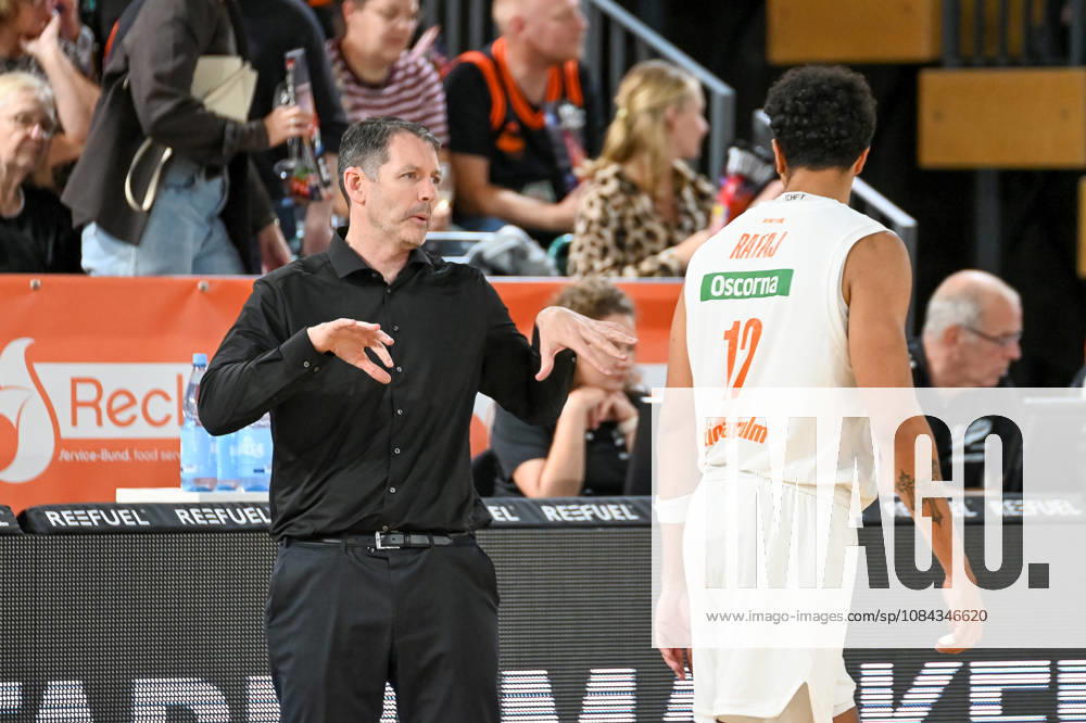Ty Harrelson of ratiopharm Ulm, coach, in conversation with Michael Rataj of ratiopharm Ulm, RASTA Vechta vs. ratiopharm Ulm, easyCredit Basketball Bundesliga, Matchday 5, 2026–2027 season, October 10, 2026, RASTA Vechta vs. ratiopharm Ulm, easyCredit Basketball Bundesliga, Matchday 5, 2026–2027 season, October 10, 2026, Vechta