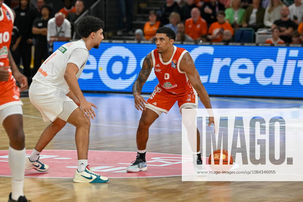 Dmitrik Trice (RASTA Vechta), 00 with the ball against Adam Atamna (ratiopharm Ulm), 00 RASTA Vechta vs. ratiopharm Ulm, easyCredit Basketball Bundesliga, Matchday 5, 2026–2027 season, October 10, 2026, RASTA Vechta vs. ratiopharm Ulm, easyCredit Basketball Bundesliga, Matchday 5, 2026–2027 season, October 10, 2026, Vechta