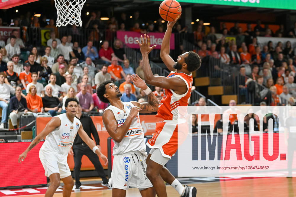 Matt Lewis (RASTA Vechta), 11 under the basket against Ibi Watson (ratiopharm Ulm), 02 RASTA Vechta vs. ratiopharm Ulm, easyCredit Basketball Bundesliga, Matchday 5, 2026–2027 season, October 10, 2026, RASTA Vechta vs. ratiopharm Ulm, easyCredit Basketball Bundesliga, Matchday 5, 2026–2027 season, October 10, 2026, Vechta