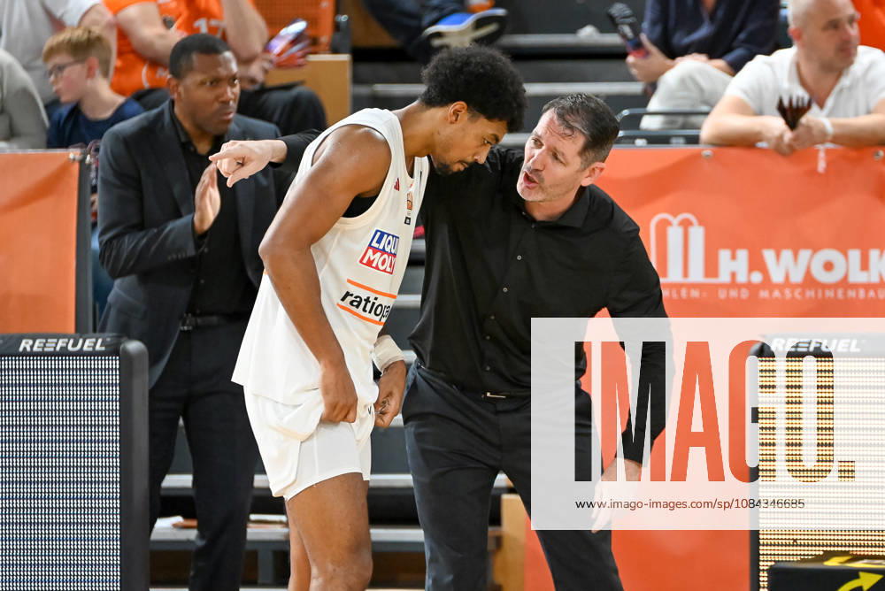 Ty Harrelson of ratiopharm Ulm, coach, in conversation with Ibi Watson of ratiopharm Ulm, RASTA Vechta vs. ratiopharm Ulm, easyCredit Basketball Bundesliga, Matchday 5, 2026–2027 season, October 10, 2026, RASTA Vechta vs. ratiopharm Ulm, easyCredit Basketball Bundesliga, Matchday 5, 2026–2027 season, October 10, 2026, Vechta