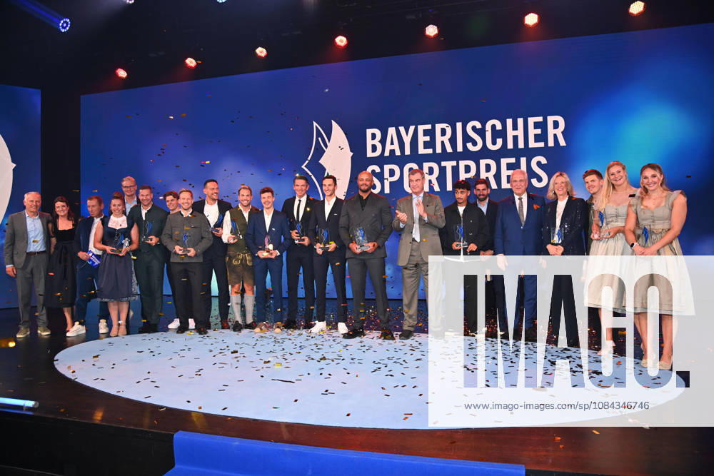 Coach Vincent KOMPANY of Bayern Munich with the Honorary Award from Bavarian Minister-President Markus SOEDER and all the award winners; group photo from the 2026 Bavarian Sports Award at BMW Welt, red carpet
