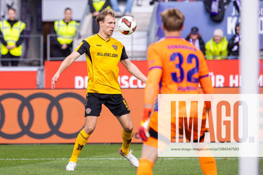L R Vincent Vermeij, SG Dynamo Dresden, 09; Jonas Krumrey, VfL Osnabrück, 32 (GER); VfL Osnabrück vs. SG Dynamo Dresden, Soccer, 2. Bundesliga, Matchday 7, 2026–2027 season, October 10, 2026 DFL regulations prohibit any use of photographs as image sequences and or quasi-video GER, VfL Osnabrück vs. SG Dynamo Dresden, soccer, 2. Bundesliga, Matchday 7, 2026–2027 season, October 10, 2026, Osnabrück