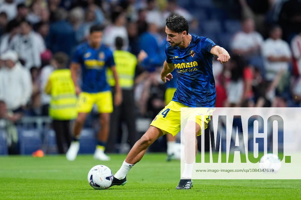 Santi Comesana of Villarreal CF warms up during the Spanish League, LaLiga EA Sports, football match between Real Madrid and Villarreal CF at Bernabeu stadium on October 10, 2026, in Madrid, Spain. Madrid Spain - ZUMAa181 20261010_zaa_a181_165