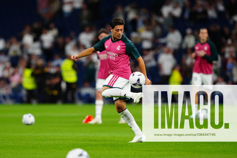 Real Madrid v Villarreal - LaLiga EA Sports 2026 27 MD8 MADRID, SPAIN - OCTOBER 10: Arda Guler of Real Madrid warms up before the LaLiga EA Sports match between Real Madrid CF and Villarreal CF at Santiago Bernabeu on October 10, 2026 in Madrid, Spain. Madrid Santiago Bernabeu Madrid Spain