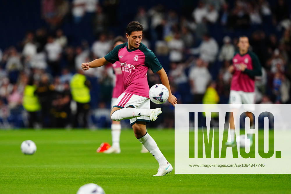 Real Madrid v Villarreal - LaLiga EA Sports 2026 27 MD8 MADRID, SPAIN - OCTOBER 10: Arda Guler of Real Madrid warms up before the LaLiga EA Sports match between Real Madrid CF and Villarreal CF at Santiago Bernabeu on October 10, 2026 in Madrid, Spain. Madrid Santiago Bernabeu Madrid Spain