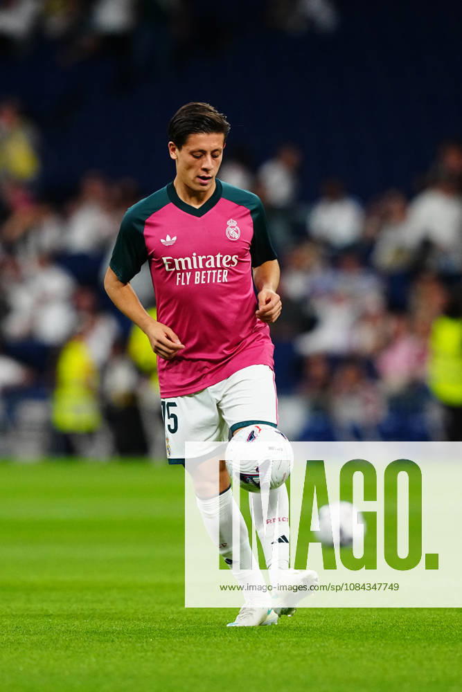 Real Madrid v Villarreal - LaLiga EA Sports 2026 27 MD8 MADRID, SPAIN - OCTOBER 10: Arda Guler of Real Madrid warms up before the LaLiga EA Sports match between Real Madrid CF and Villarreal CF at Santiago Bernabeu on October 10, 2026 in Madrid, Spain. Madrid Santiago Bernabeu Madrid Spain