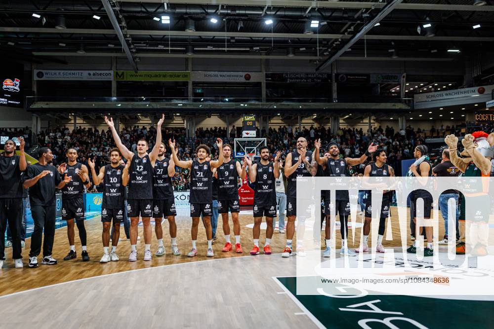 The Gladiators team celebrates in front of the fans—cheers, joy, excitement. Vet Concept Gladiators Trier vs. Alba Berlin, basketball, easyCredit BBL, Matchday 5, 2026–2027 season, October 10, 2026 Vet Concept Gladiators Trier vs. Alba Berlin, basketball, easyCredit BBL, Matchday 5, 2026–2027 season