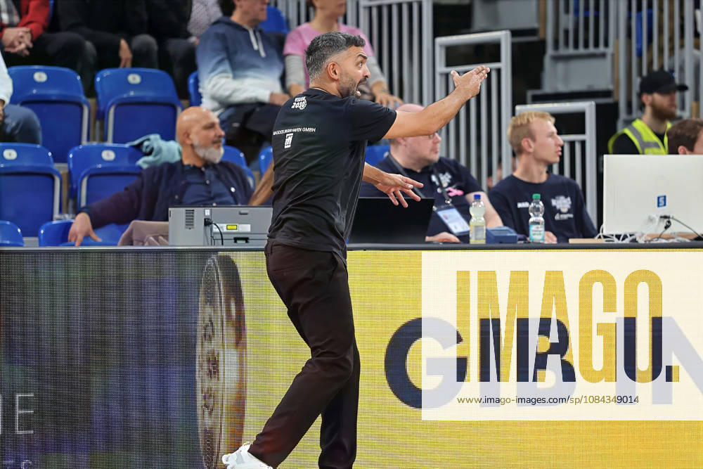 Achmadschah Zazai, SBB Baskets Wolmirstedt, Head Coach gives instructions GER BBL MLP Academics Heidelberg SBB Baskets Wolmirstedt Basketball Barmer 2 Basketball Bundesliga ProA Matchday 4 Season 2026–2027 October 10, 2026 GER MLP Academics Heidelberg SBB Baskets Wolmirstedt, Basketball Barmer 2 Basketball Bundesliga ProA Matchday 4, 2026–2027 Season, October 10, 2026, Heidelberg