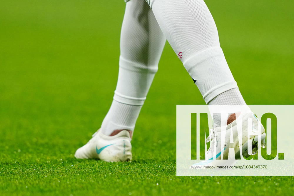 Real Madrid v Villarreal - LaLiga EA Sports 2026 27 MD8 MADRID, SPAIN - OCTOBER 10: Close-up Nike football boots details of Arda Guler of Real Madrid as he warms up before the LaLiga EA Sports match between Real Madrid CF and Villarreal CF at Santiago Bernabeu on October 10, 2026 in Madrid, Spain. Madrid Santiago Bernabeu Madrid Spain