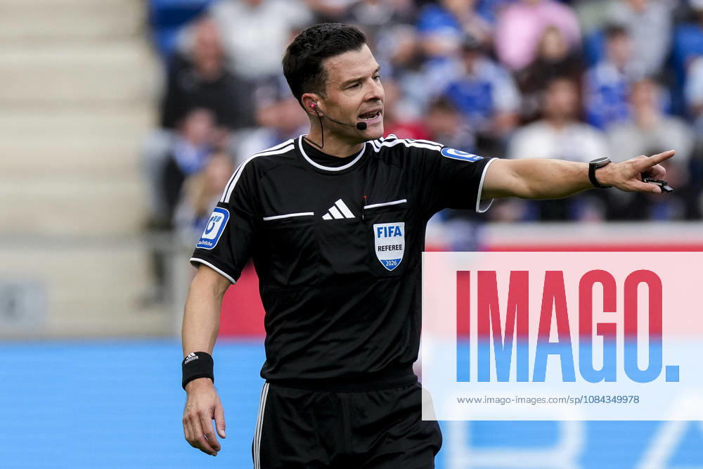 Referee Harm Osmers gives instructions, gestures, waves his arms; single frame, single photo, action, 10 10 2026, Sinsheim, Germany, soccer, Bundesliga, TSG 1899 Hoffenheim vs. Hamburger SV, DFB and DFL regulations prohibit any use of photographs as image sequences and or quasi-video