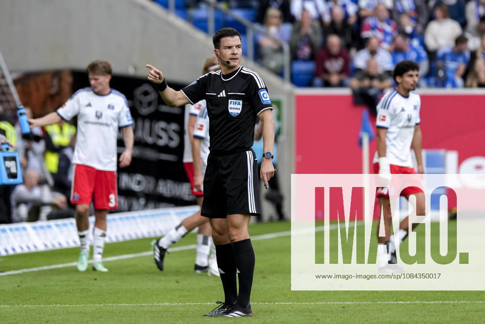 Referee Harm Osmers gives instructions, gestures, waves his arms, action, game scene, 10 10 2026, Sinsheim, Germany, soccer, Bundesliga, TSG 1899 Hoffenheim vs. Hamburger SV, DFB and DFL regulations prohibit any use of photographs as image sequences and or quasi-video