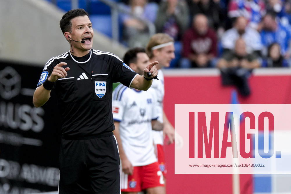 Referee Harm Osmers gives instructions, gestures, waves his arms; single frame, single photo, action, 10 10 2026, Sinsheim, Germany, soccer, Bundesliga, TSG 1899 Hoffenheim vs. Hamburger SV, DFB and DFL regulations prohibit any use of photographs as image sequences and or quasi-video