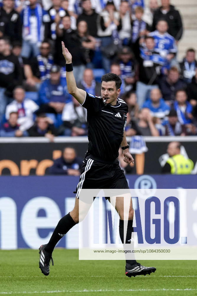 Harm Osmers, referee, giving instructions, gesturing, gesturing with his arms, cutout, full-body, single frame, single photo, action, 10 10 2026, Sinsheim, Germany, soccer, Bundesliga, TSG 1899 Hoffenheim vs. Hamburger SV, DFB and DFL regulations prohibit any use of photographs as image sequences and or quasi-video