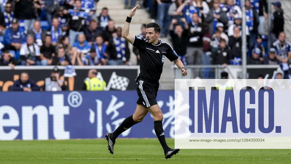 Harm Osmers, referee, giving instructions, gesturing, gesturing with his arms, cutout, full-body, single frame, single photo, action, 10 10 2026, Sinsheim, Germany, soccer, Bundesliga, TSG 1899 Hoffenheim vs. Hamburger SV, DFB and DFL regulations prohibit any use of photographs as image sequences and or quasi-video