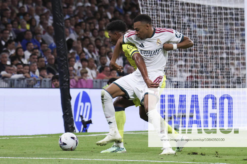 Real Madrid vs. Villarreal, La Liga EA Sports 2026, October 10, 2026, Santiago Bernabéu Stadium, Madrid, Spain Kylian Mbappé of Real Madrid battles for the ball against Alex Freeman during the La Liga EA Sports match between Real Madrid and Villarreal at Santiago Bernabéu Stadium on October 10, 2026, in Madrid, Spain Madrid Santiago Bernabéu Stadium Madrid Spain