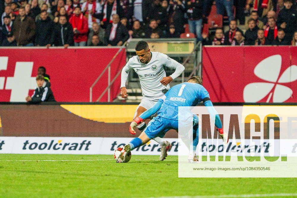 Robert Glatzel, VfL Wolfsburg, 19, and Jan Reichert, 1. FC Nuremberg, 01, GER, 1. FC Nuremberg vs. VfL Wolfsburg, Soccer, 2. Bundesliga, Matchday 7, 2026–2027 Season, October 10, 2026, DFL regulations prohibit any use of photographs as image sequences and or quasi-video, GER, 1 FC Nuremberg vs. VfL Wolfsburg, Soccer, 2. Bundesliga, Matchday 7, 2026–2027 Season, October 10, 2026, Nuremberg