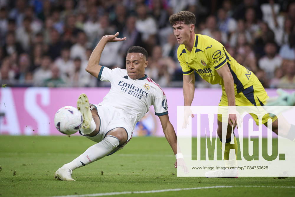 Real Madrid CFs Kylian Mbappe (l) and Villarreal CFs Pau Navarro during La Liga match. October 10 ,2026. (20261010031)