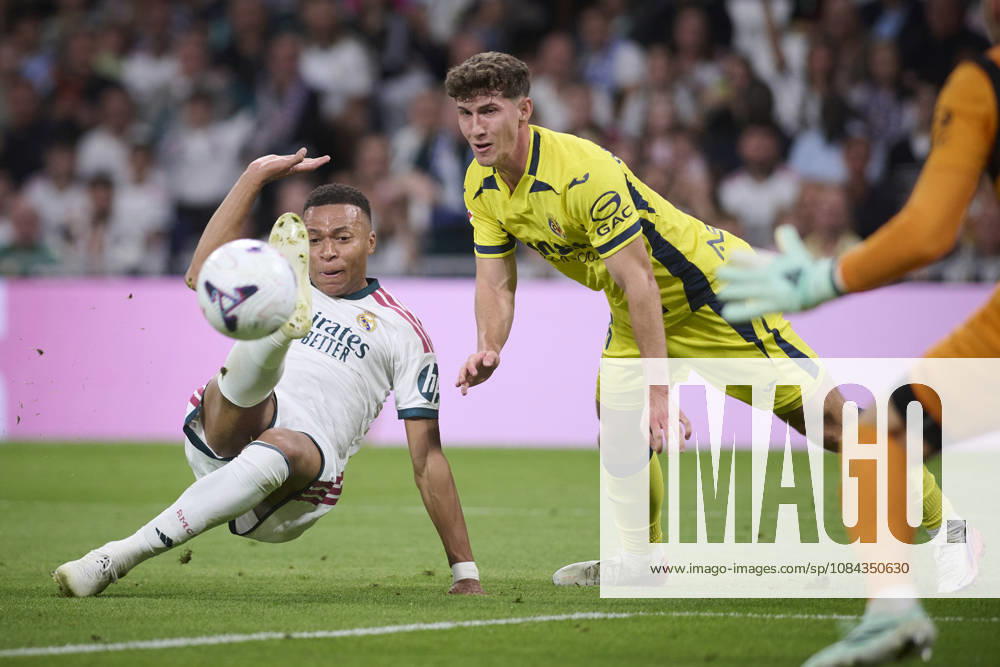 Real Madrid CFs Kylian Mbappe (l) and Villarreal CFs Pau Navarro during La Liga match. October 10 ,2026. (20261010032)