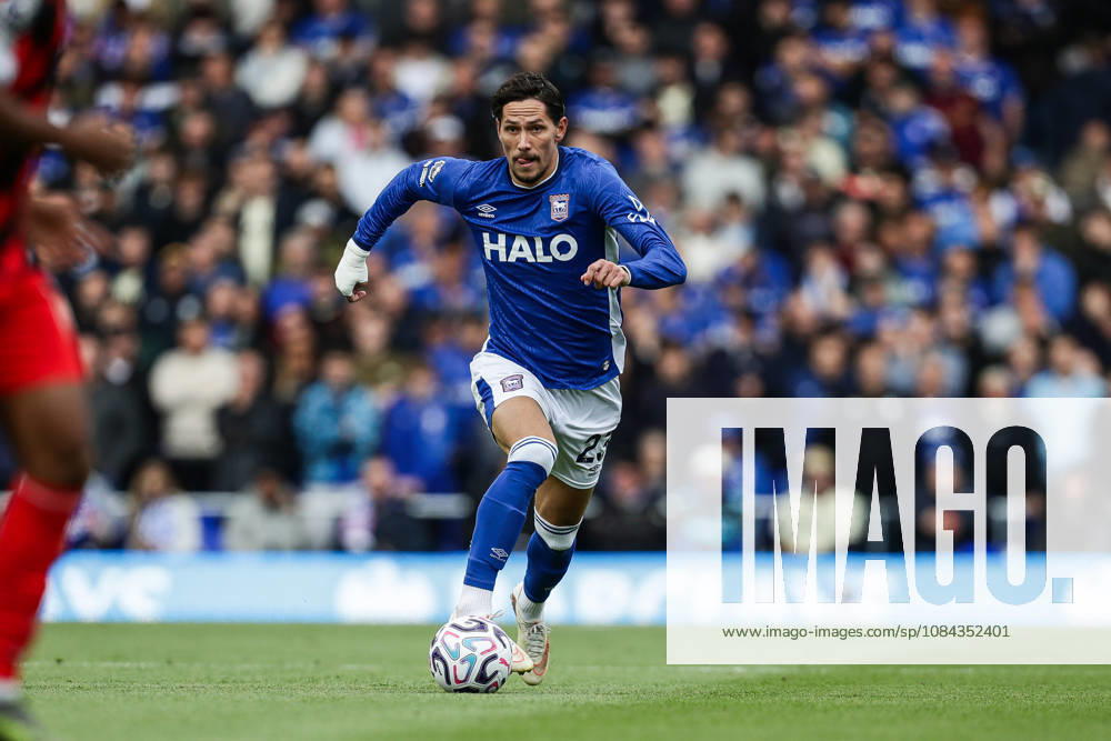 10th October 2026; Portman Road, Ipswich, Suffolk, England; Premier League Football, Ipswich Town versus Fulham; Sasa Lukic of Ipswich Town dribbles the ball AndyxSkinner