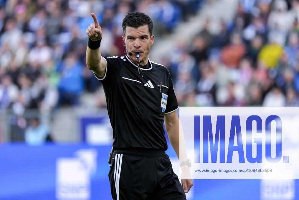 Referee Harm Osmers gives instructions, gestures, waves his arms; single frame, single photo, action, 10 10 2026, Sinsheim, Germany, soccer, Bundesliga, TSG 1899 Hoffenheim vs. Hamburger SV, DFB and DFL regulations prohibit any use of photographs as image sequences and or quasi-video