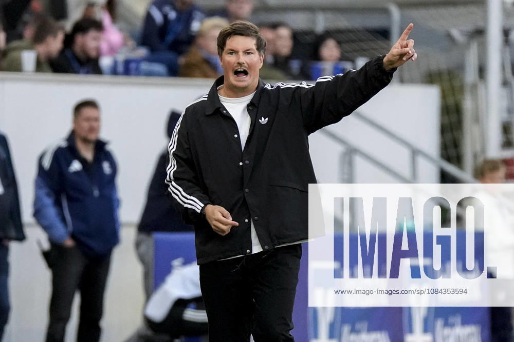 Merlin Polzin, coach and head coach of HSV, gives instructions, gesturing with his arms; single frame, single photo, action, 10 10 2026, Sinsheim, Germany, soccer, Bundesliga, TSG 1899 Hoffenheim, Hamburger SV; DFB and DFL regulations prohibit any use of photographs as image sequences and or quasi-video