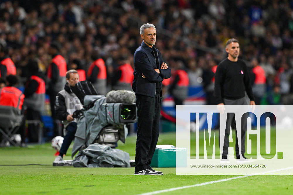 Paris Saint-Germain v Le Mans FC - Ligue 1 McDonald s 2026 2027 Luis ENRIQUE head Coach of Paris Saint-Germain and Patrick VIDEIRA coach of Le Mans FC during Ligue 1 McDonald s match between Paris and Le Mans at Parc des Princes on October 10, 2026 in Paris, France. Paris France